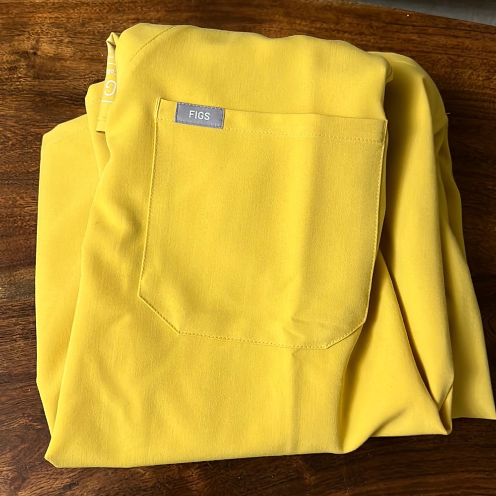 Figs Caterina small and Zamora medium petite scrub set. Gold.